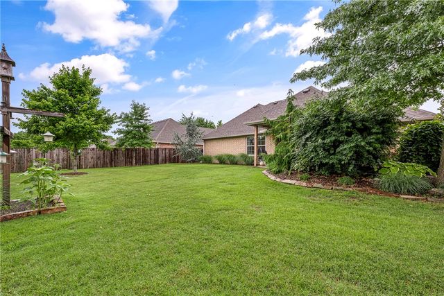3900 W Mountain View Drive, Fayetteville, AR 72704