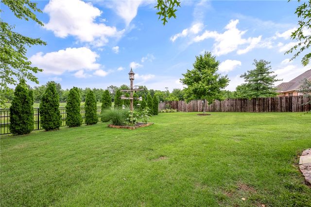 3900 W Mountain View Drive, Fayetteville, AR 72704