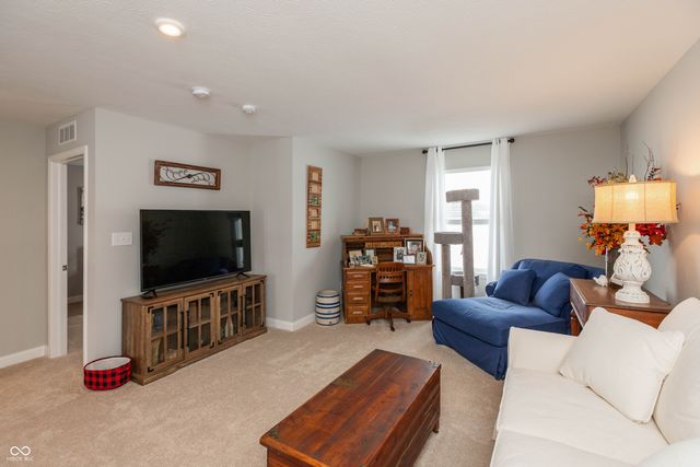 2621 Creek Bank Drive, Columbus, IN 47201