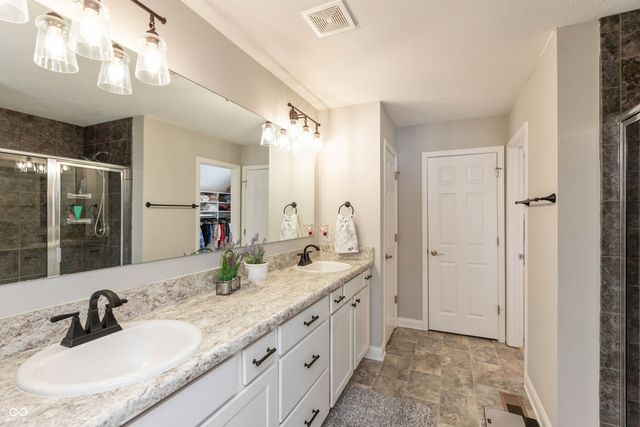 2621 Creek Bank Drive, Columbus, IN 47201