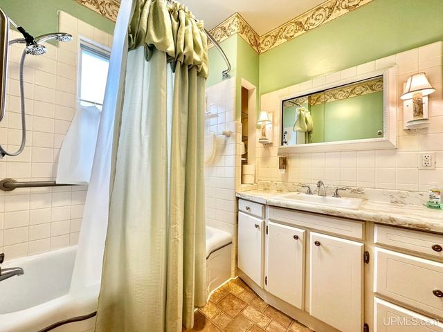 413 W D Street, Iron Mountain, MI 49801