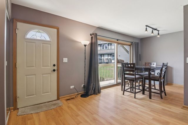 225 Foxhead Court B, Bolingbrook, IL 60440