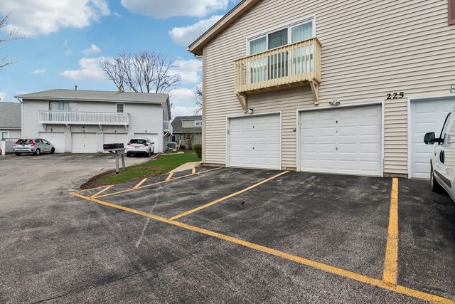 225 Foxhead Court B, Bolingbrook, IL 60440