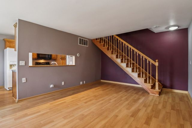 225 Foxhead Court B, Bolingbrook, IL 60440