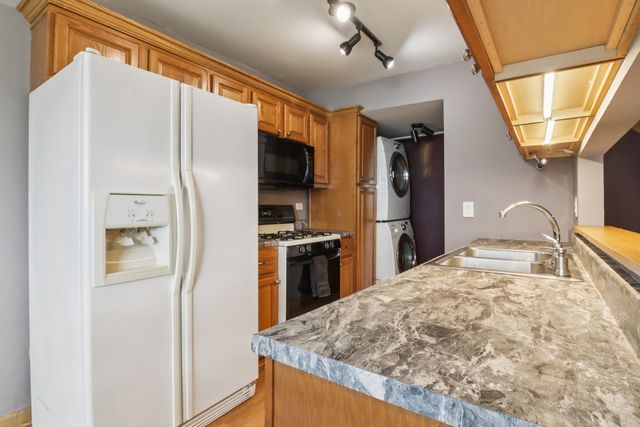 225 Foxhead Court B, Bolingbrook, IL 60440