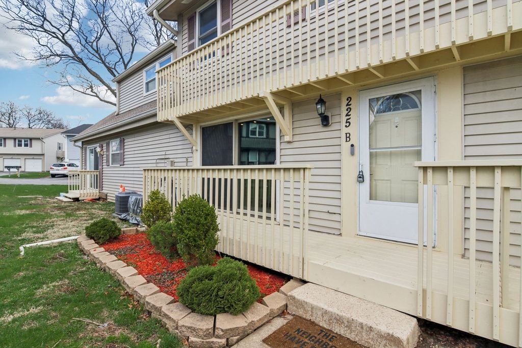 225 Foxhead Court B, Bolingbrook, IL 60440