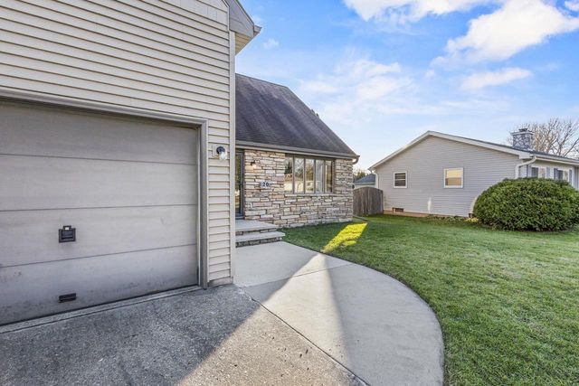 120 GREGOR COURT, Appleton, WI 54915