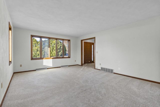 120 GREGOR COURT, Appleton, WI 54915