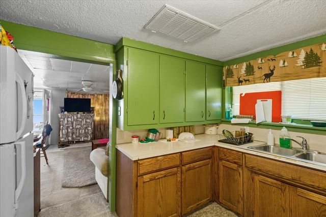 8 PICKARD Lane, Council Bluffs, IA 51501