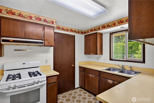 113 N Hawthorne Street, Burlington, WA 98233