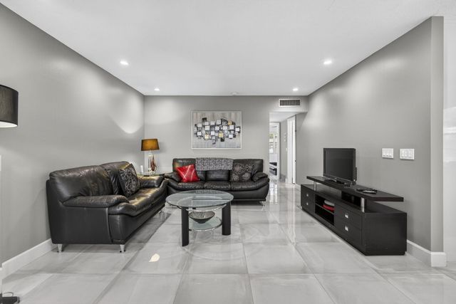 160 Easthampton G, West Palm Beach, FL 33417