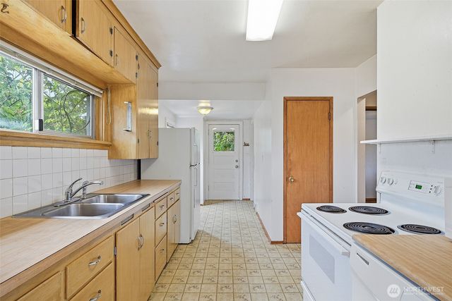 9002 2nd Avenue NE, Seattle, WA 98115