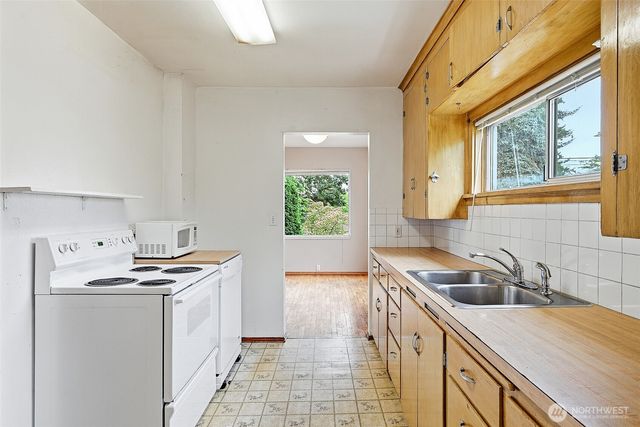 9002 2nd Avenue NE, Seattle, WA 98115