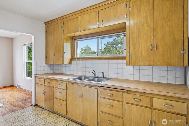 9002 2nd Avenue NE, Seattle, WA 98115