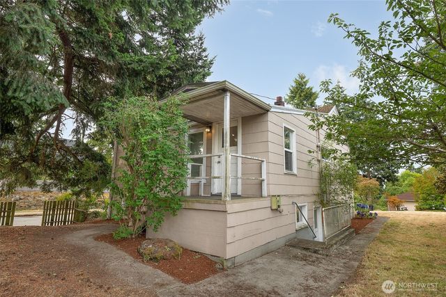 9002 2nd Avenue NE, Seattle, WA 98115