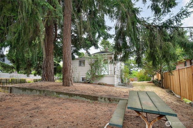 9002 2nd Avenue NE, Seattle, WA 98115