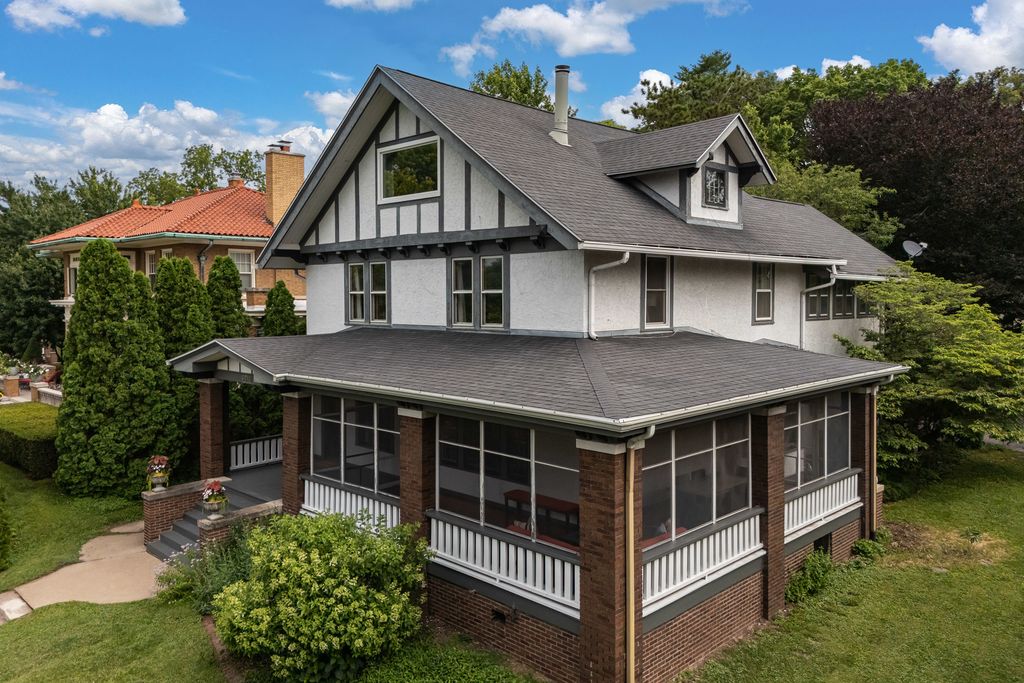 2440 E RIVER Drive, Davenport, IA 52803