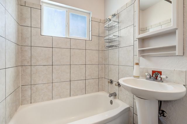 2201 Milton Court NW, Albuquerque, NM 87104