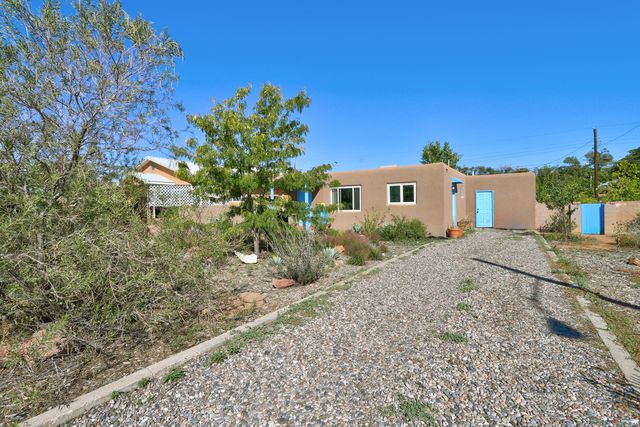2201 Milton Court NW, Albuquerque, NM 87104
