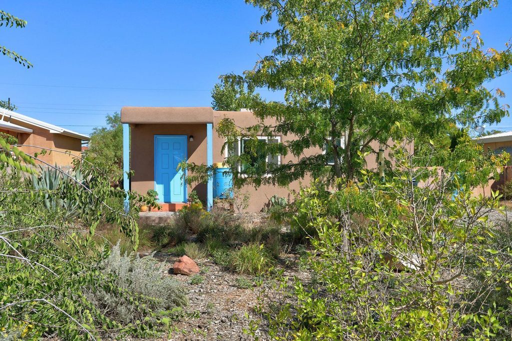 2201 Milton Court NW, Albuquerque, NM 87104
