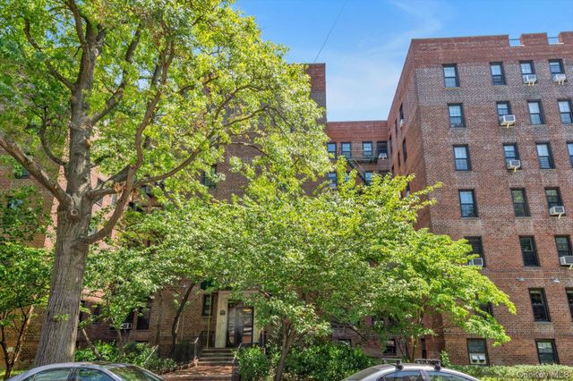 140-18 Burden Crescent 305, Briarwood, NY 11435