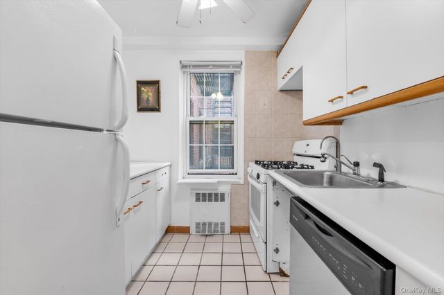 140-18 Burden Crescent 305, Briarwood, NY 11435