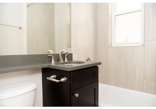 511 W Belmont Avenue 3, Chicago, IL 60657