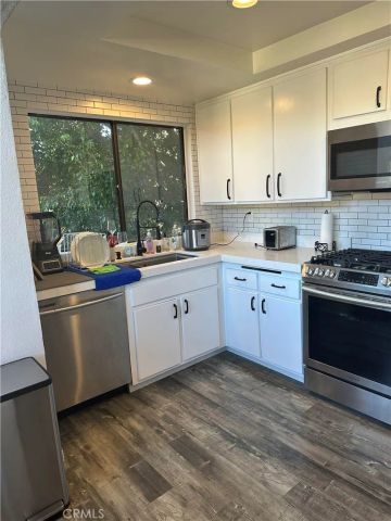 18445 Hatteras Street 402, Tarzana, CA 91356