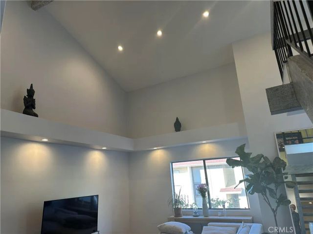 18445 Hatteras Street 402, Tarzana, CA 91356