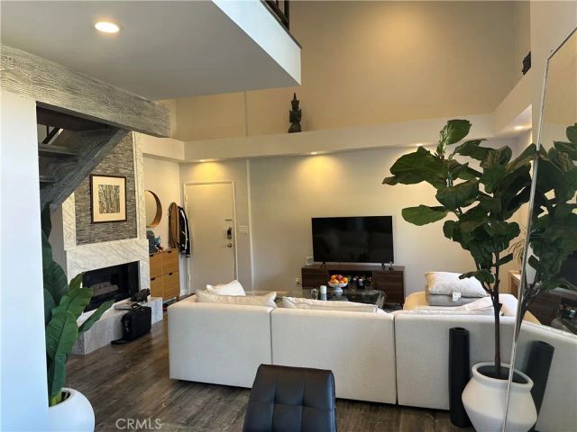 18445 Hatteras Street 402, Tarzana, CA 91356