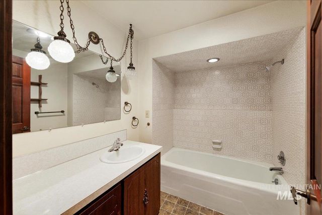 1124 E Lewis Ln, Nampa, ID 83686