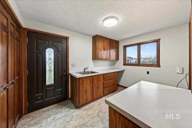 1124 E Lewis Ln, Nampa, ID 83686