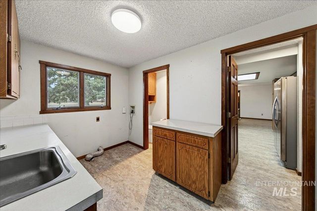 1124 E Lewis Ln, Nampa, ID 83686