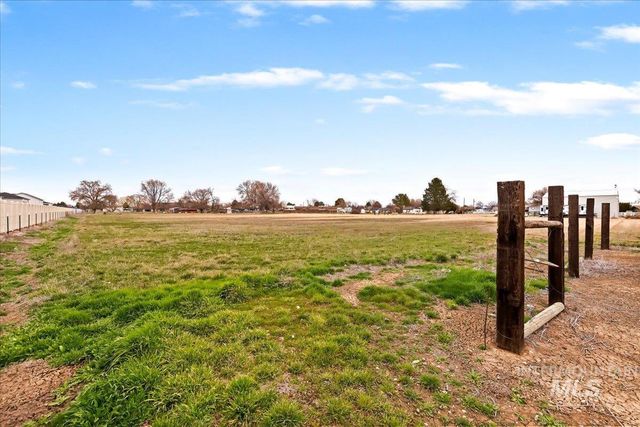 1124 E Lewis Ln, Nampa, ID 83686