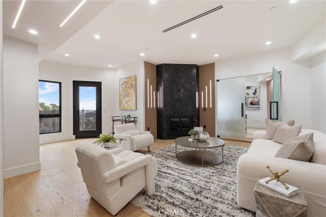 6438 Georgius, Los Angeles, CA 90068