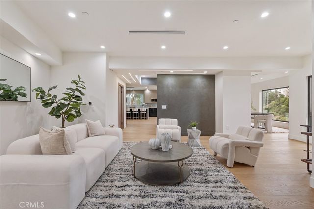 6438 Georgius, Los Angeles, CA 90068