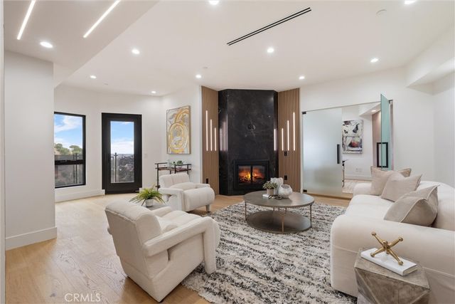 6438 Georgius, Los Angeles, CA 90068