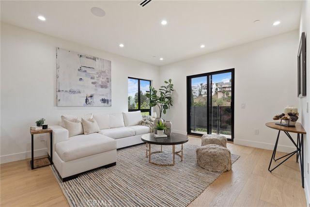 6438 Georgius, Los Angeles, CA 90068