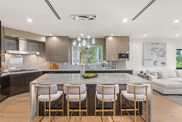 6438 Georgius, Los Angeles, CA 90068