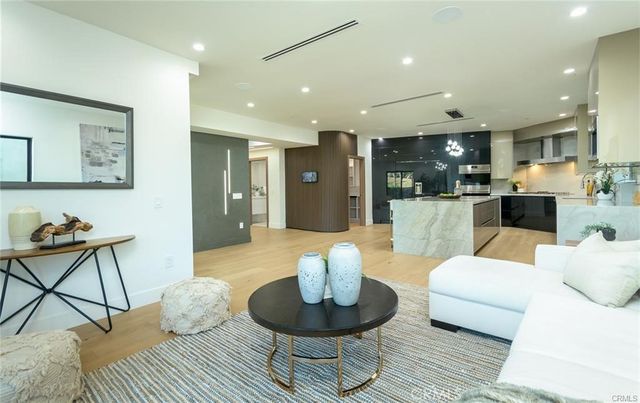 6438 Georgius, Los Angeles, CA 90068