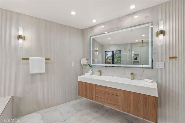6438 Georgius, Los Angeles, CA 90068