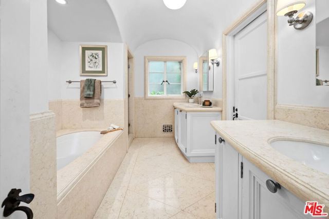 432 Smithwood Drive, Beverly Hills, CA 90212