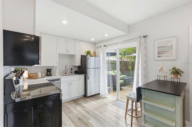 855 28TH AVENUE N, St Petersburg, FL 33704