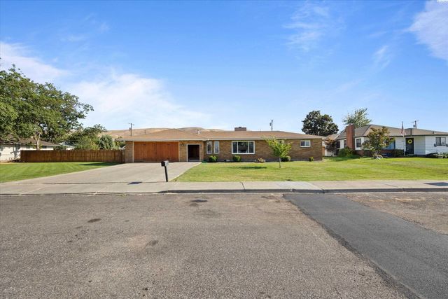 2015 Benson Avenue, Prosser, WA 99350