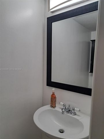 8541 NW 7th St 32, Miami, FL 33126