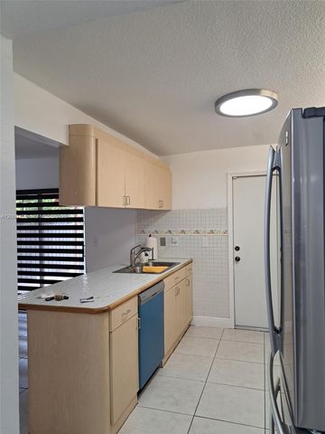 8541 NW 7th St 32, Miami, FL 33126