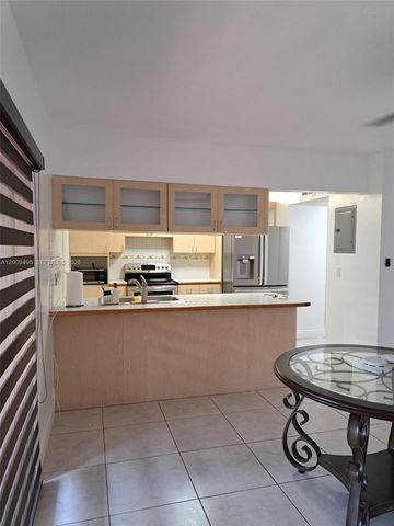 8541 NW 7th St 32, Miami, FL 33126