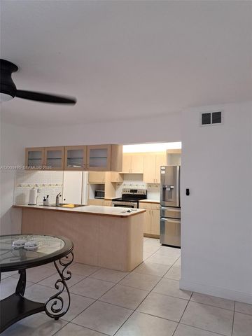 8541 NW 7th St 32, Miami, FL 33126