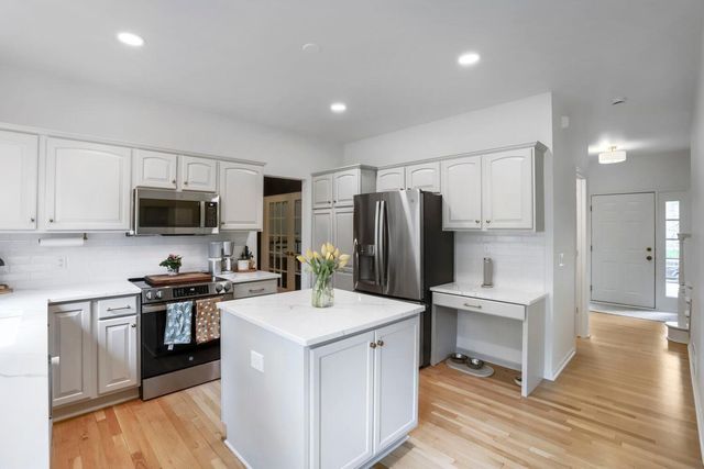 2333 Stone Creek Lane W, Chanhassen, MN 55317