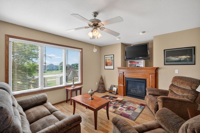 1421 93rd Street, West Des Moines, IA 50266